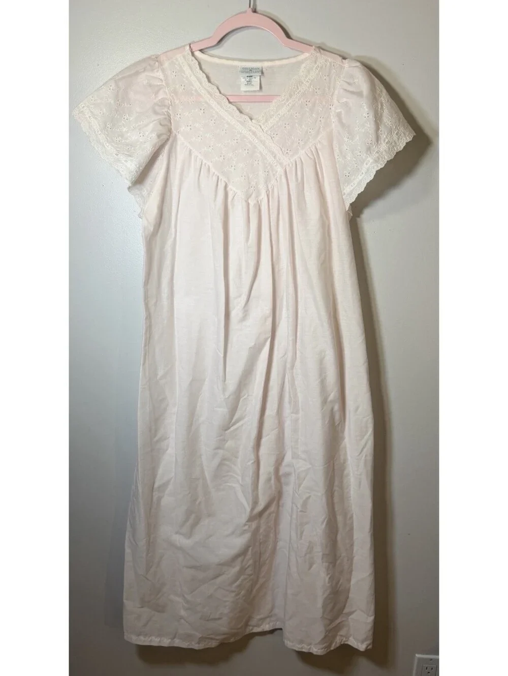 Vintage Gilligan & O’Malley Pink Eyelet Lace Nightgown Vneck Short Sleeve Small